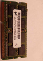 MT16JSF25664HZ-1G4F1 RAM Portable MICRON DDR3 2Gb non ECC PC3-10600S, taux de transfert 1333MHz, latence CL9, Voltage typique 1.5V. Utilisable sur PC & Mac.